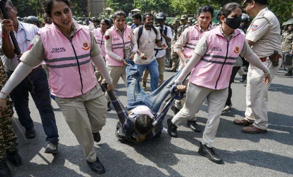 ‘भारत में हिरासत’: दुनिया का पहला प्रोटेस्ट, जो सरकार की सख्ती से सफल हो गया; ‘सांस लेता हूँ तो कोई डिटेन हो जाता है’