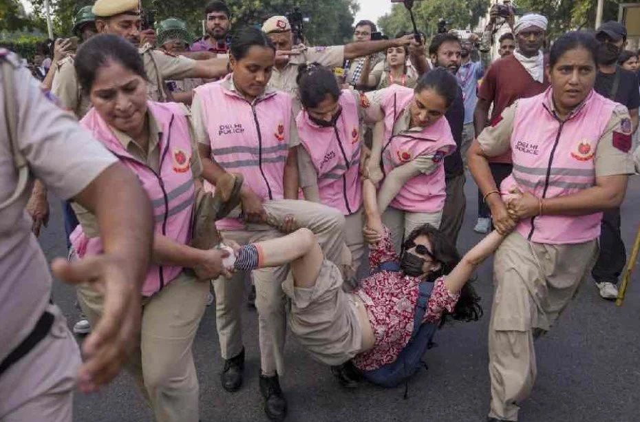 मुकुल केसवन | ‘दमनकारी अभियान’ का मुख्य जरिया बना चुनाव आयोग, और एसआईआर इसका घातक हथियार