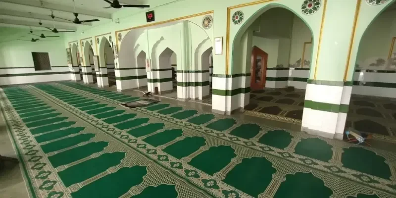 &nbsp;प्रधानमंत्री आवास के पास स्थित ऐतिहासिक रेस कोर्स मस्जिद को छह दिन में खाली करने का नोटिस, इमाम बोले—वक्फ बोर्ड ने छोड़ा साथ