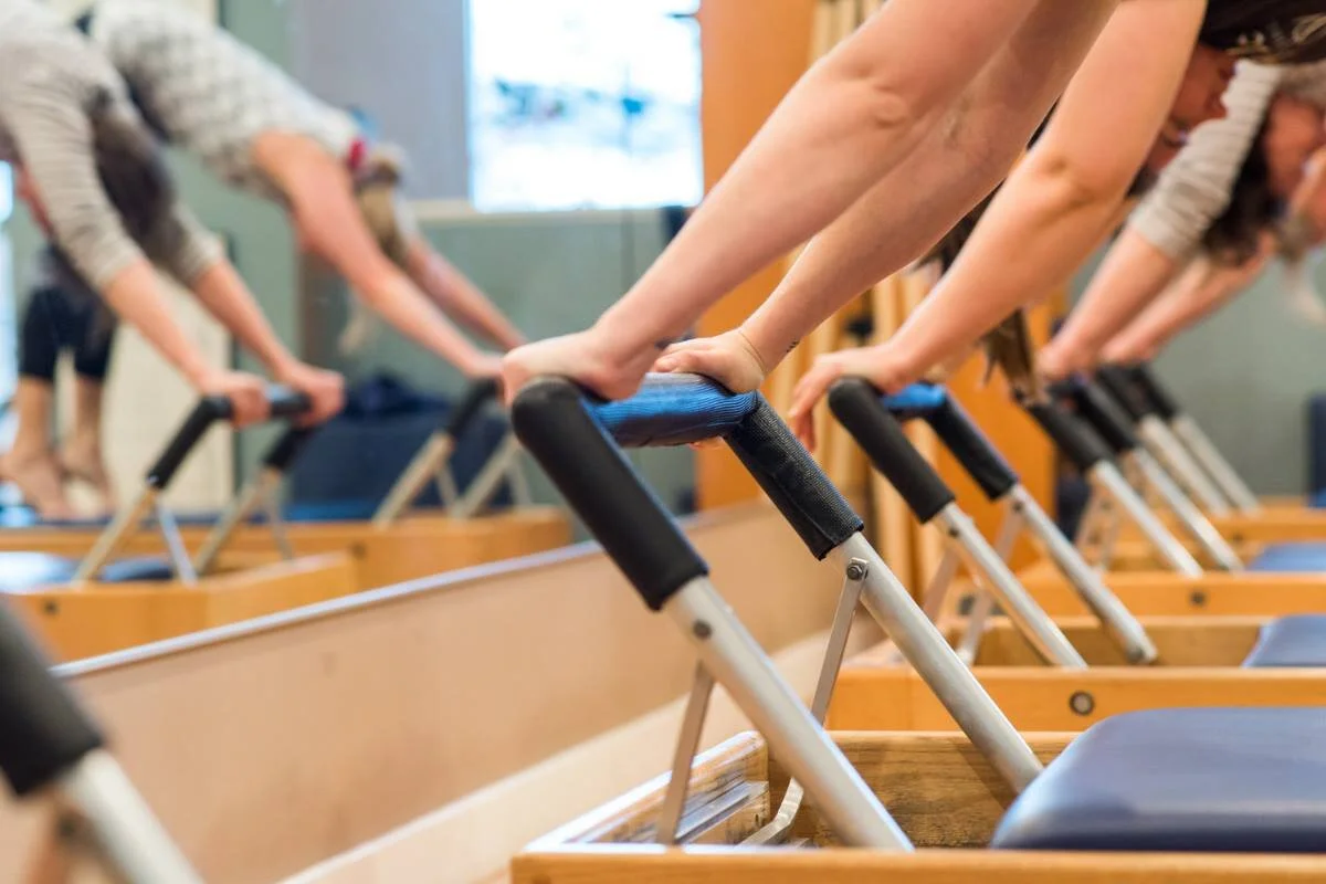 group equipment class using a reformer in frog temple pilates studio in bucktown chicago