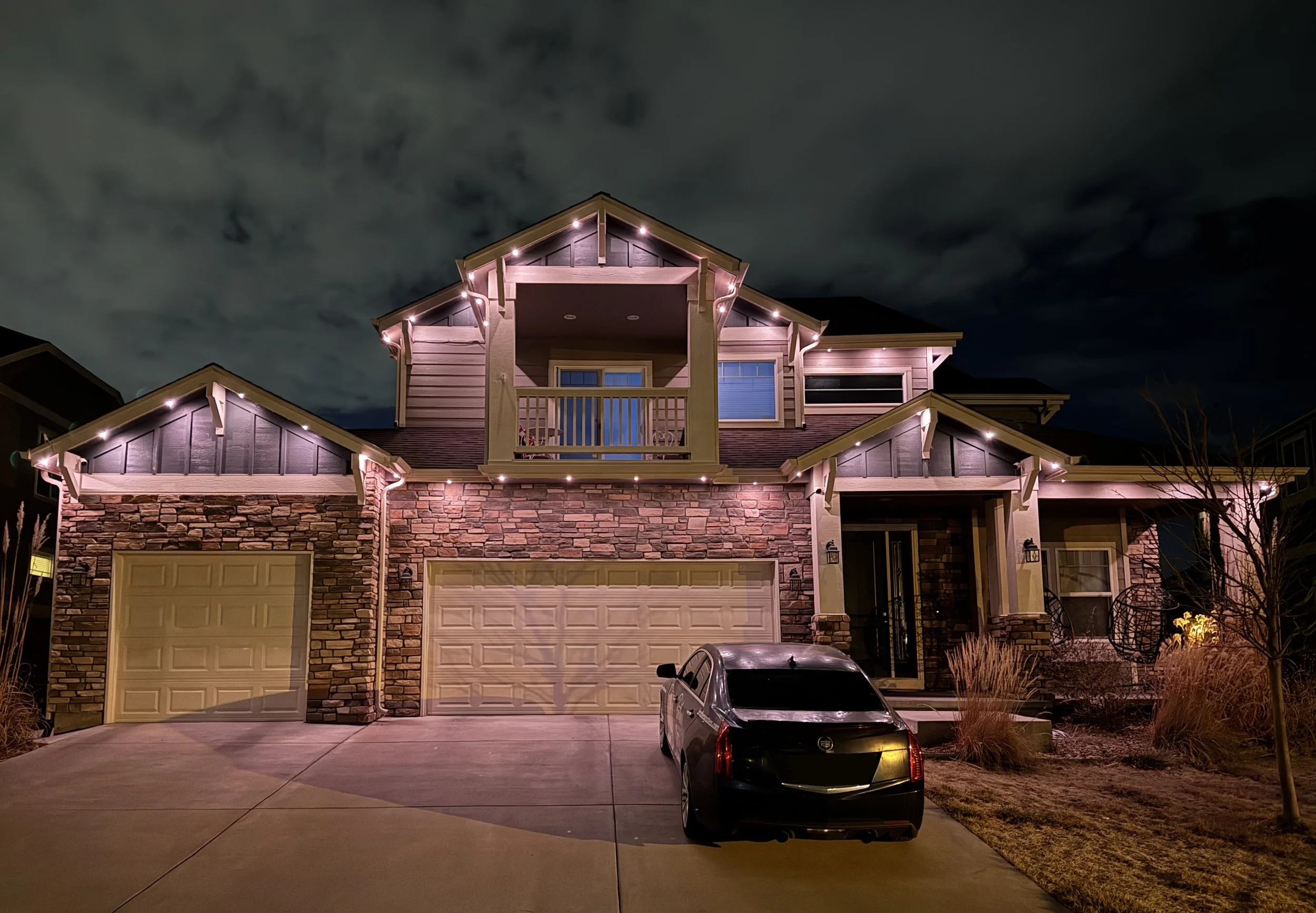 Jellyfish Permanent lighting outdoor LED lighting system installed on Aurora Colorado home roofline by Averra Exteriors Group