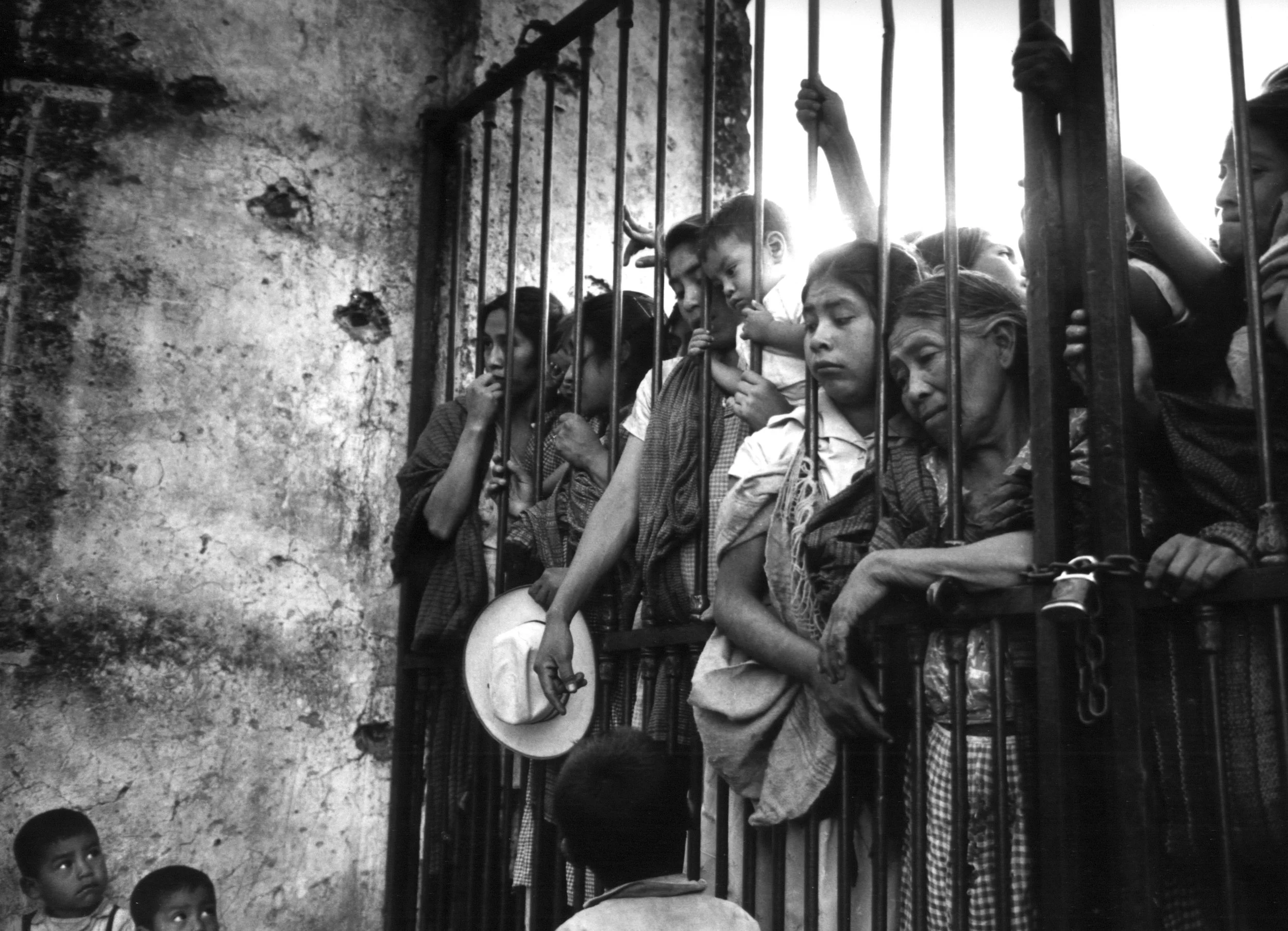 Parents watching children on Christmas Day, Mexico | Ken Heyman Archive