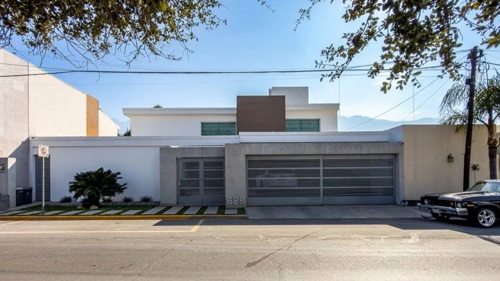 Casa en Venta en Fuentes del Valle || 5 Rec&aacute;maras (1 en PB) ⬇️

3 rec&aacute;maras en Planta Alta (2 con walking closet)
5 ba&ntilde;os completos
Biblioteca o flex (PB)
Estancia de TV
Cuarto de juegos o gimnasio (PA)
Terraza
Jard&iacute;n
Asad