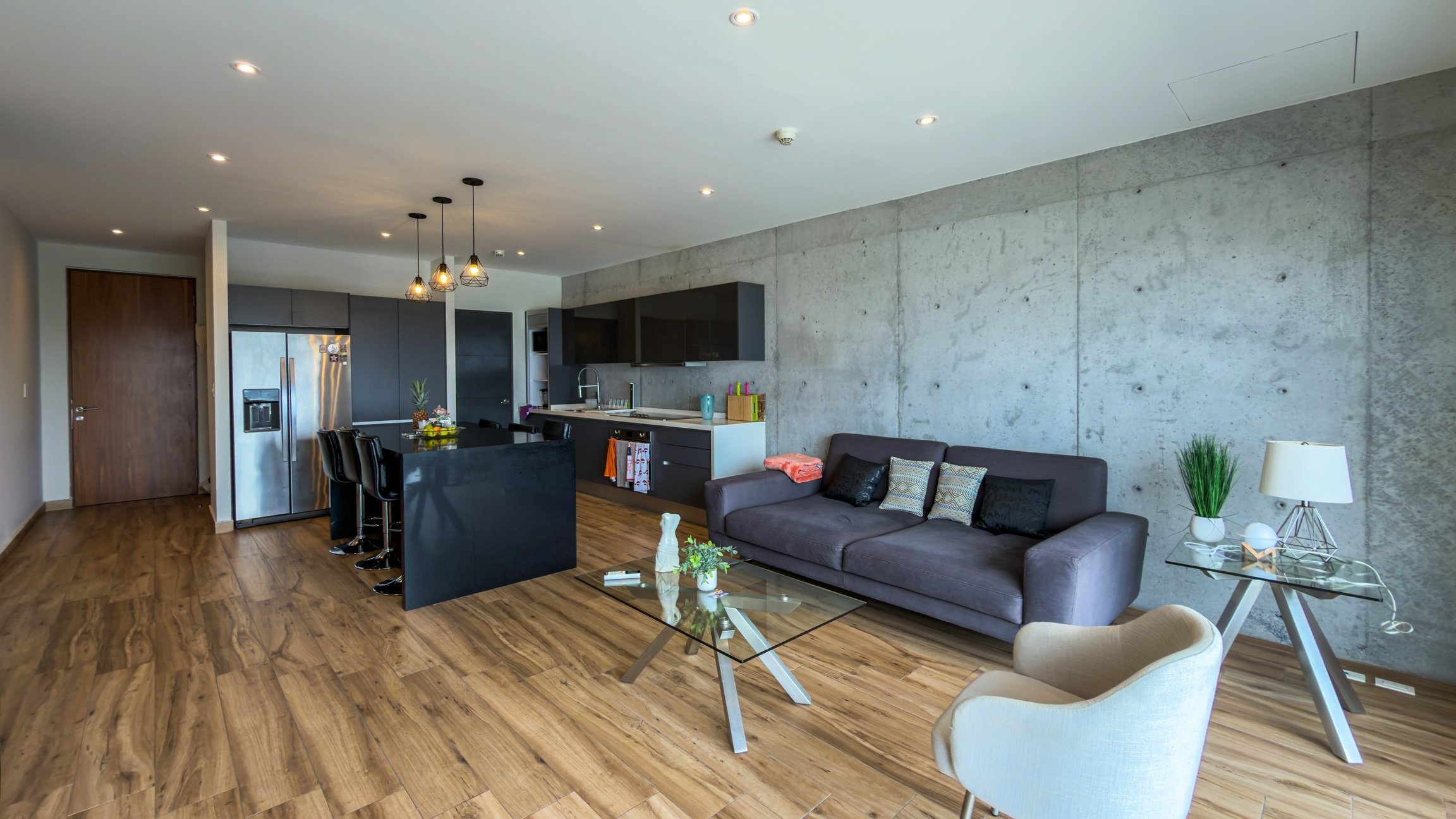 Departamento amueblado en renta en Las Huastecas, ideal para quienes buscan comodidad, ubicaci&oacute;n y amenidades en un solo lugar.

$38,000

110 m&sup2; totales (incluye 10 m&sup2; de terraza)
2 rec&aacute;maras
2 ba&ntilde;os completos
2 cajones