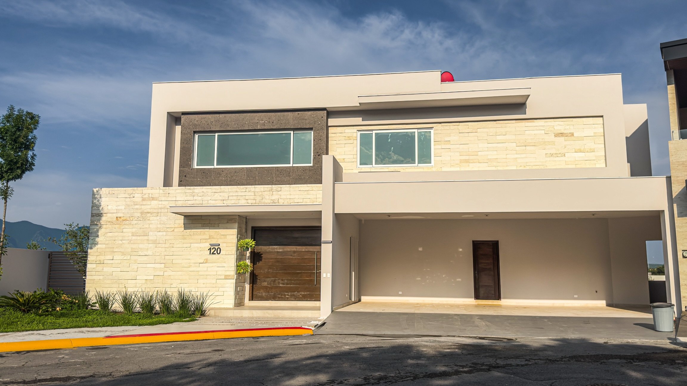 Residencia en venta en Sierra Alta 9&deg; Sector
$27.9 MDP

566 m&sup2; de terreno
703 m&sup2; de construcci&oacute;n reales

3 rec&aacute;maras
4.5 ba&ntilde;os
Cochera para 3 autos
Alberca
8 paneles solares

Ubicada en Bosques del R&iacute;o, dentr