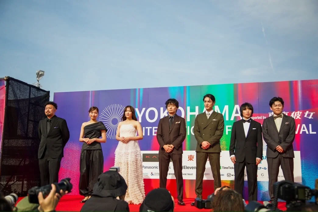 【横浜国際映画祭】

キャストのみなさんと共に、横浜国際映画祭のレッドカーペットを歩かせていただきました。

初めてのレッドカーペット、みんなとこの景色を見れたこと、本当に嬉しく思います。

ここまで来られたのは、
関わってくれた全ての皆さまのおかげです。
本当にありがとうございます。

これからも『運命代行屋』をよろしくお願いいたします。

&ldquo;Yokohama International Film Festival&rdquo;

I had the honor of walkin