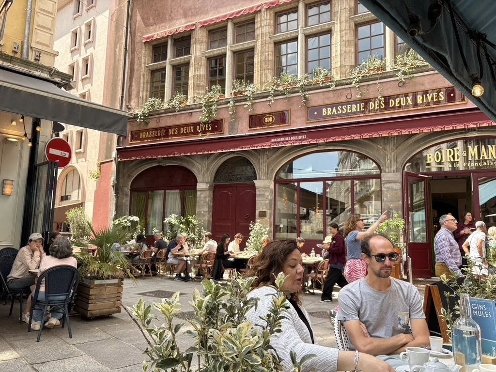 Outdoor terrace of a restaurant facing Brasserie Des Deux Rives in Lyon