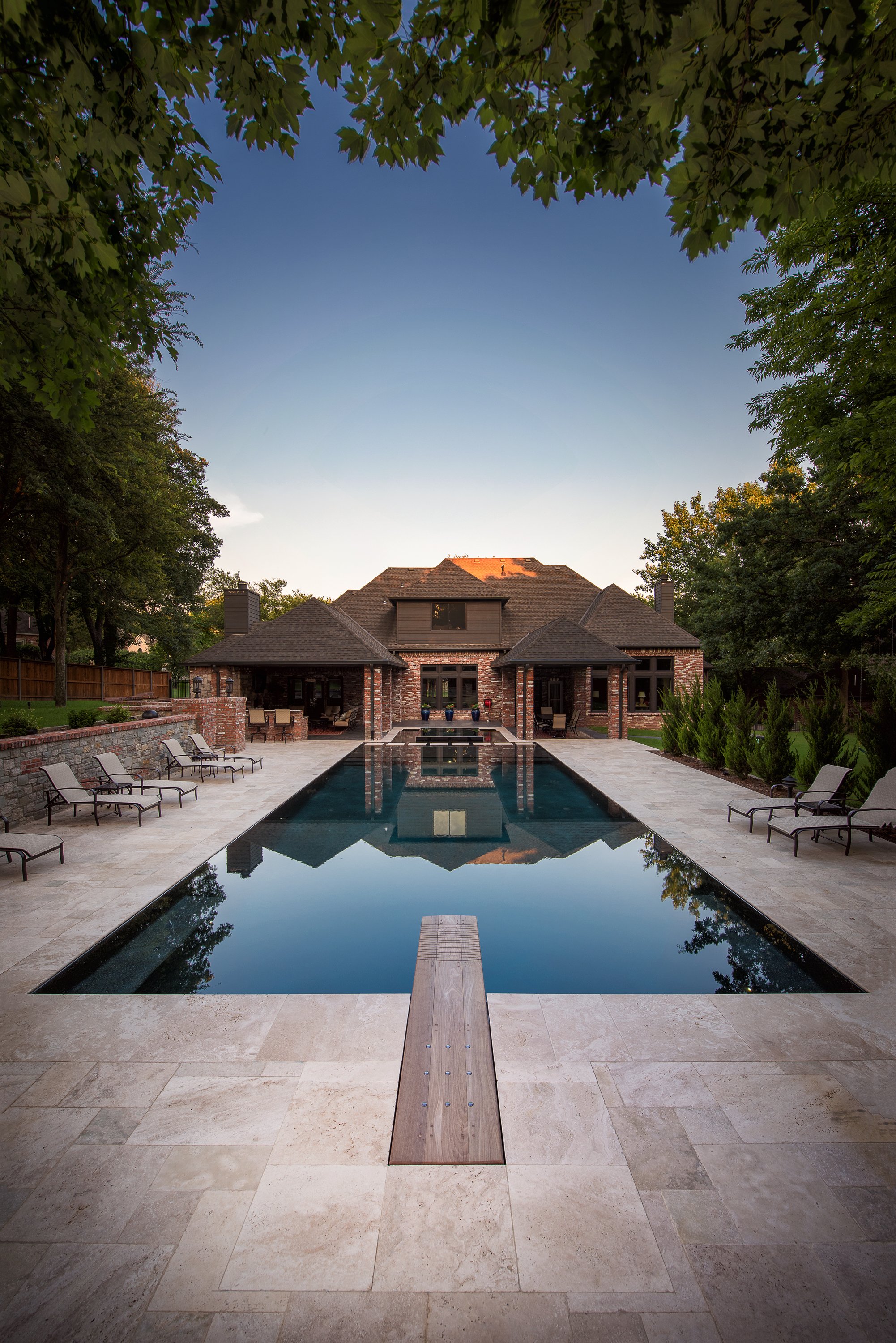 Modern Perimeter Overflow Pool.jpg