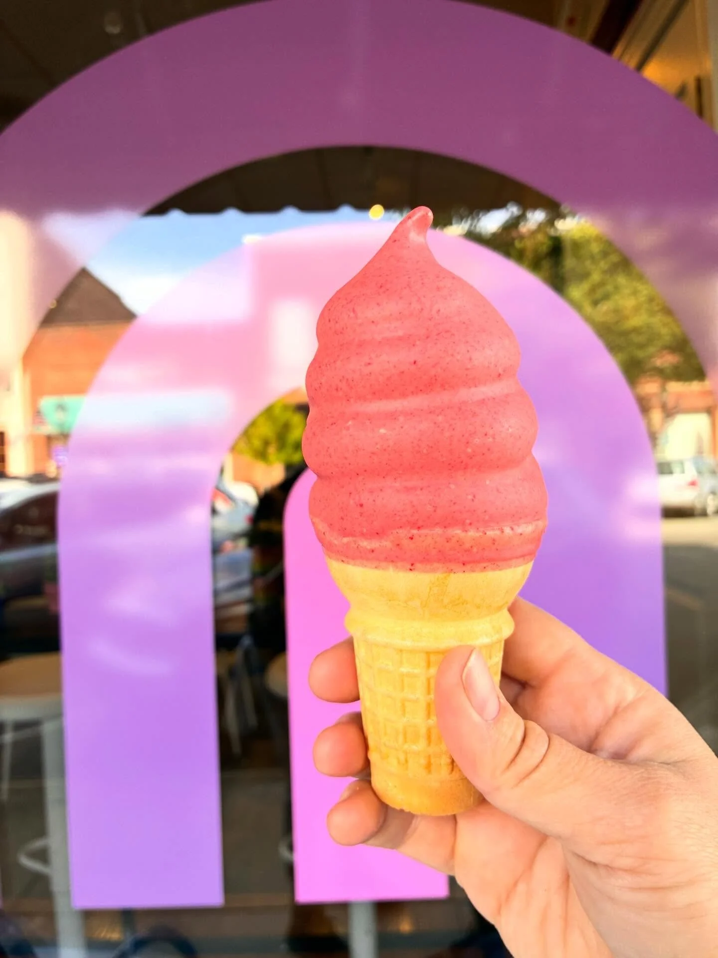 🚨New dip alert!!!! 🚨 
Strawberry White Chocolate is now in the rotation! 
🍓🍓🍓🍓
We&rsquo;ll see you today 12-8!