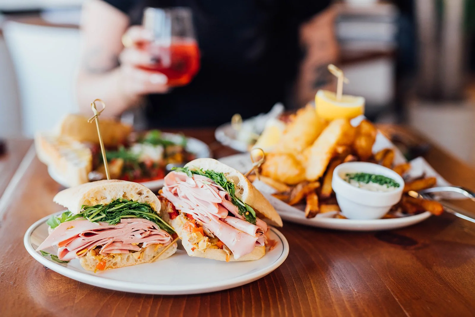 Sandwichs mortadelle, frites maison et boisson servis en restaurant.