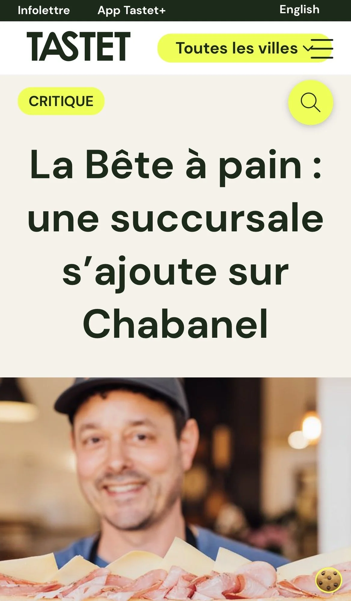 Marc-André Royal, chef copropriétaire de La Bête à Pain, tenant un jambon-beurre à la succursale Chabanel.