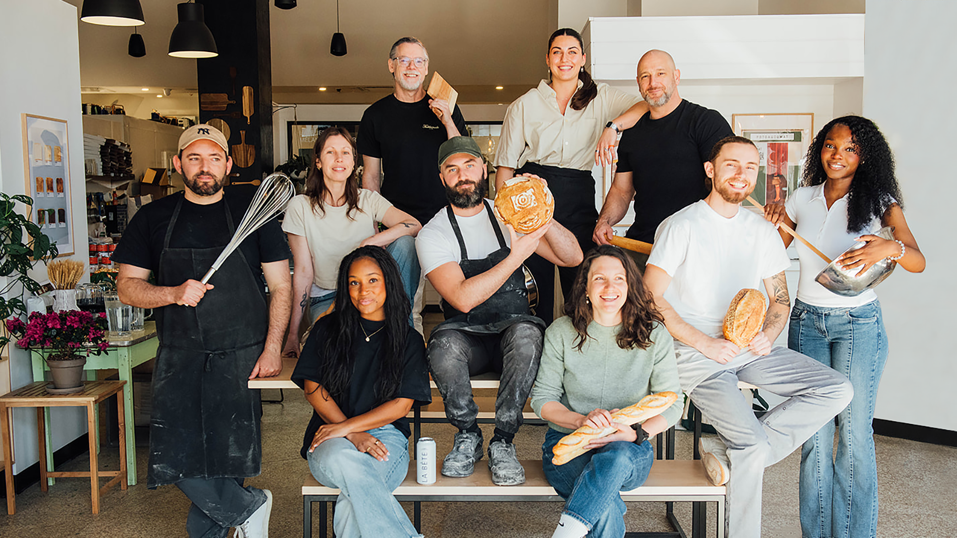 Équipe de La Bête à Pain réunie dans la boulangerie, ambiance conviviale.
