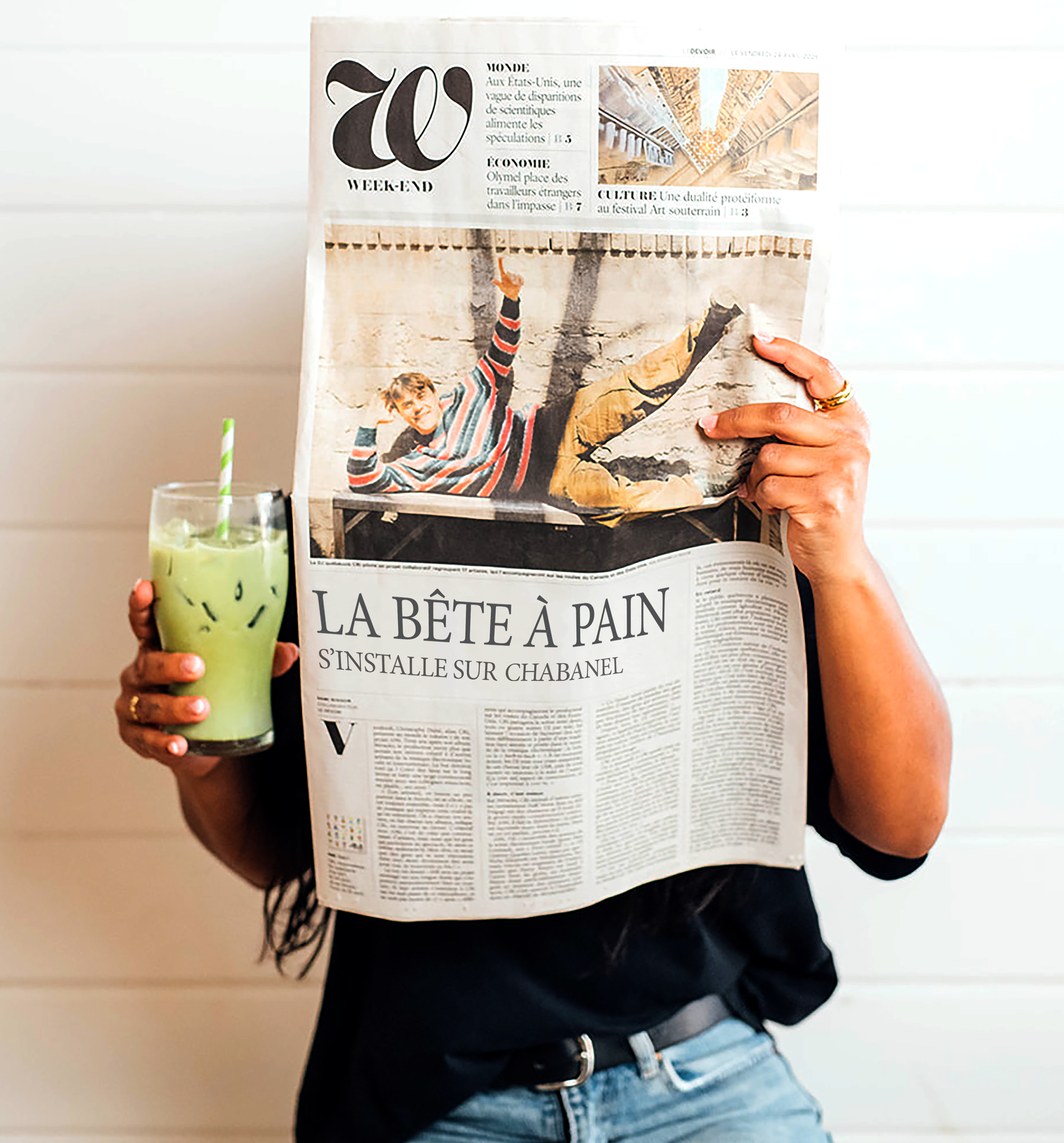 Article de presse sur La Bête à Pain tenu en main, avec matcha glacé.