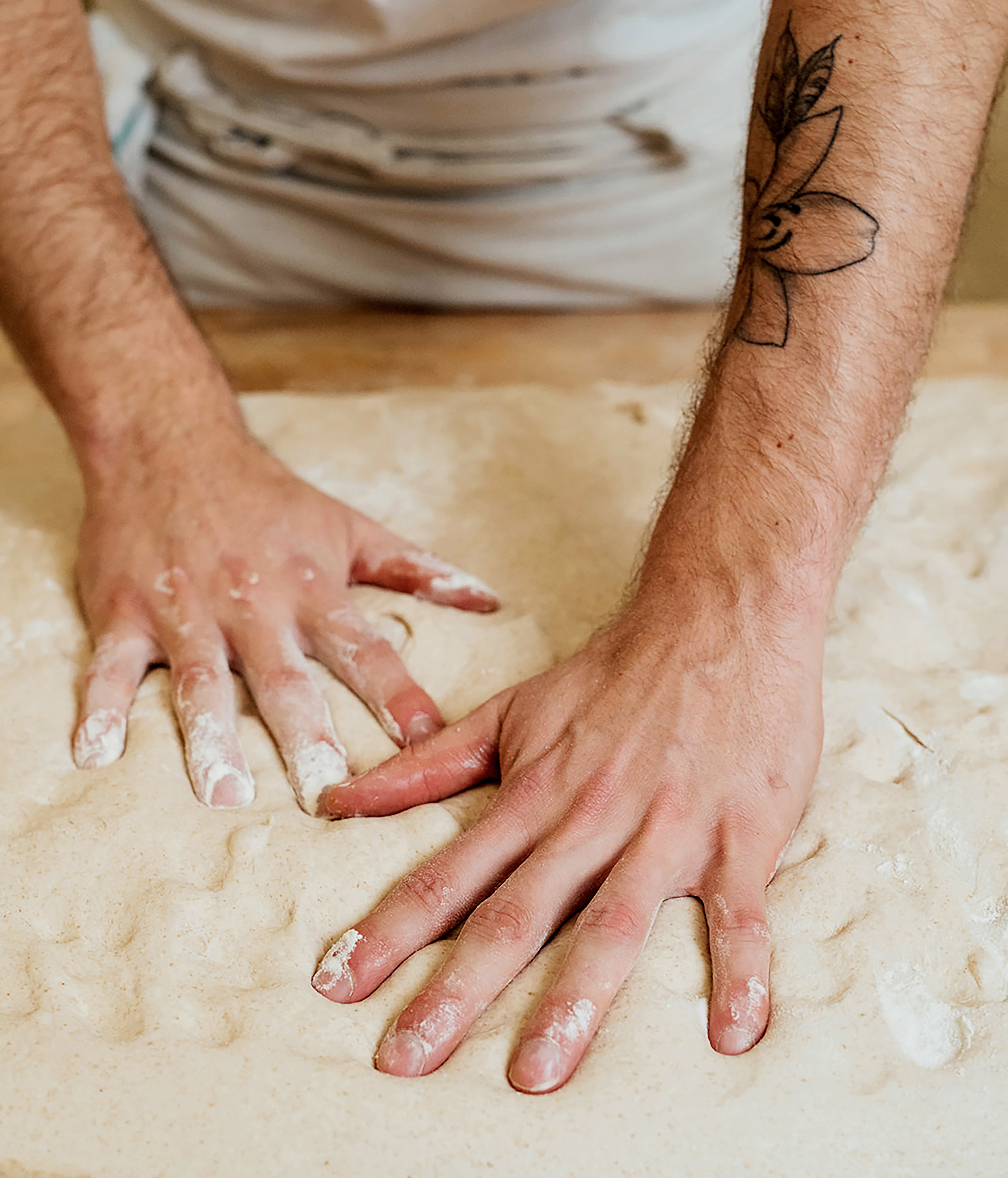 Mains pétrissant la pâte à pain, illustrant l'histoire de La Bête à Pain.