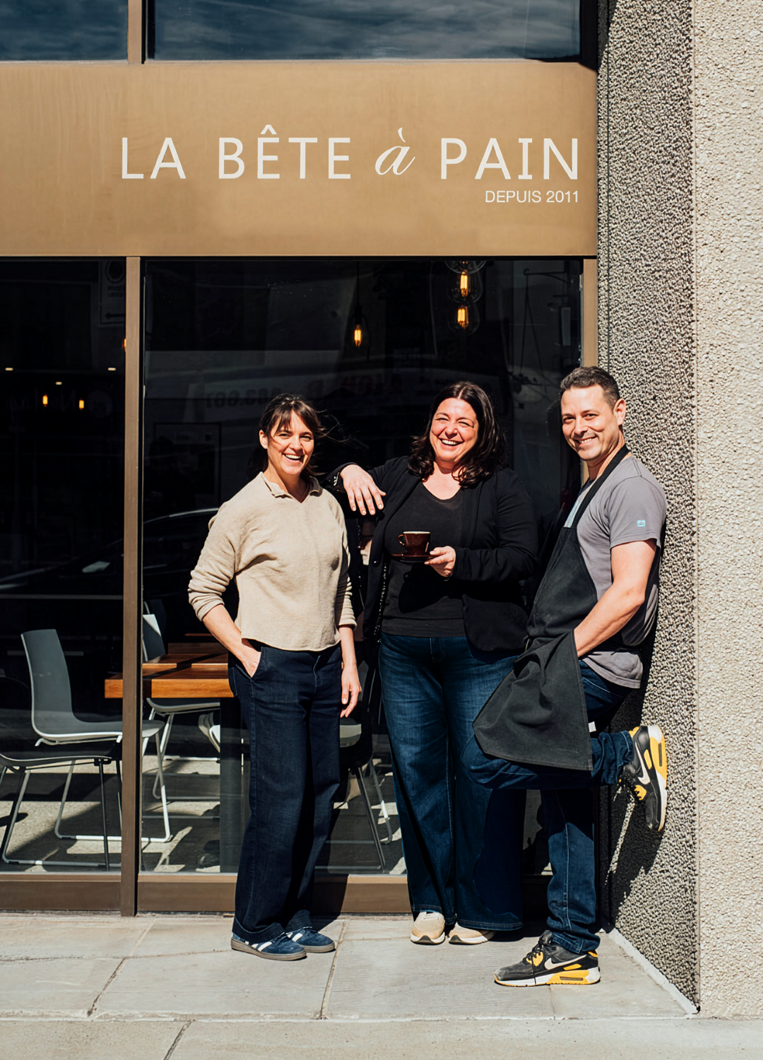 Les trois copropriétaires de La Bête à Pain souriant devant la façade de la boutique.