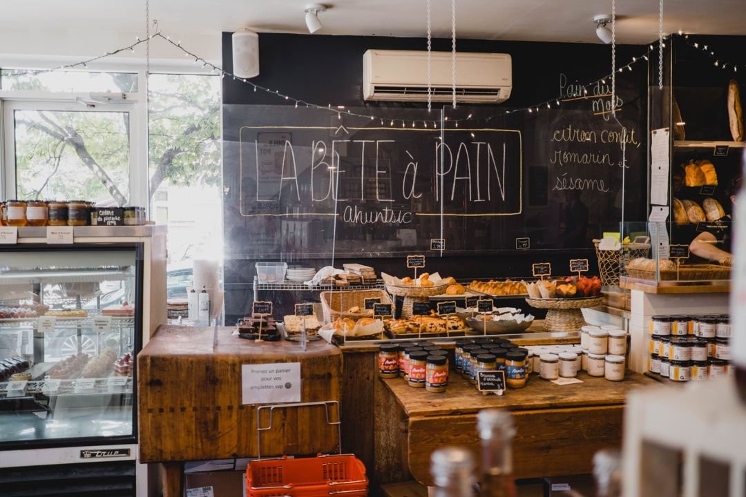 Comptoir et viennoiseries de la boulangerie La Bête à Pain Ahuntsic