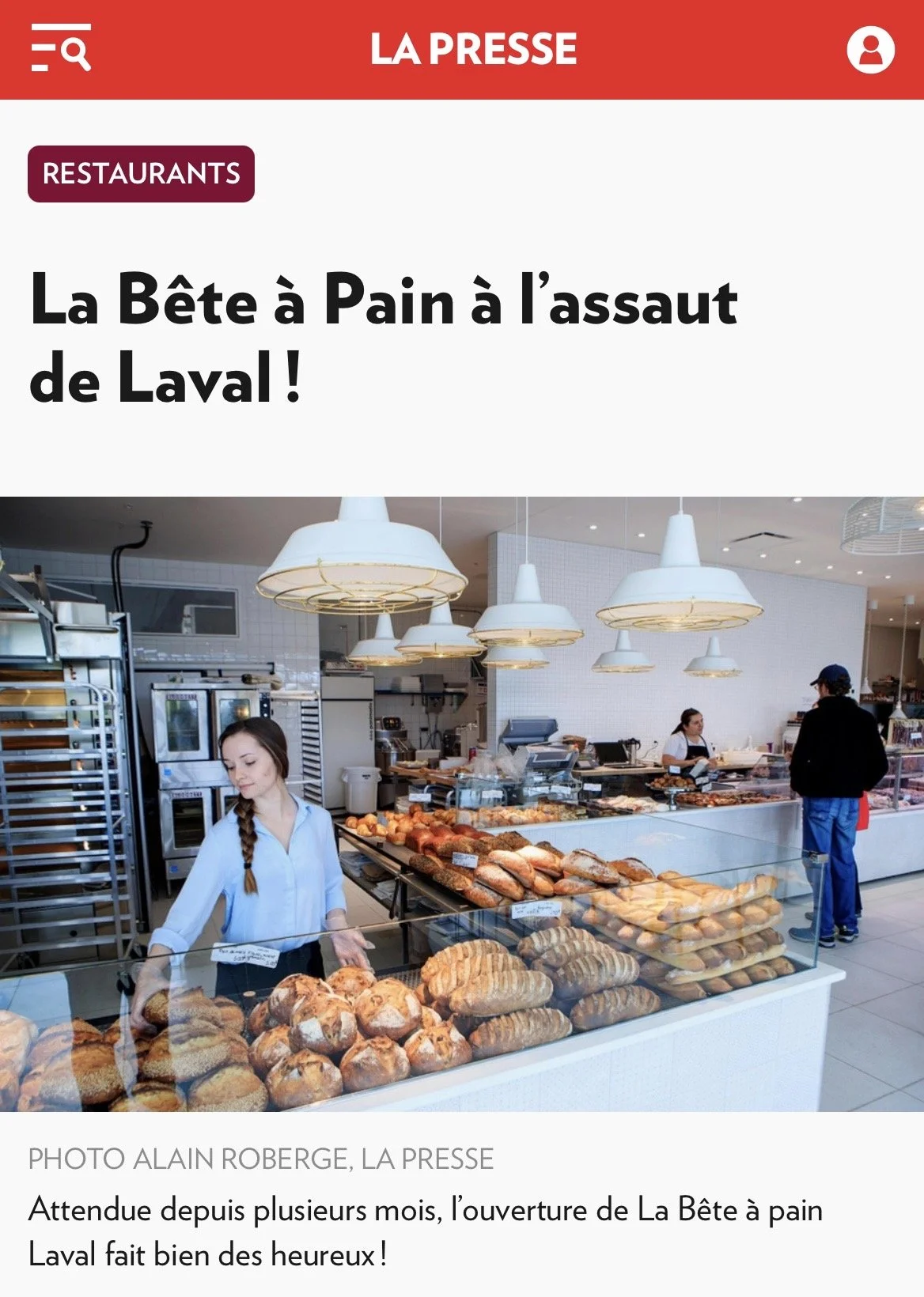 Employée servant un client devant le comptoir à pains de La Bête à Pain Laval.