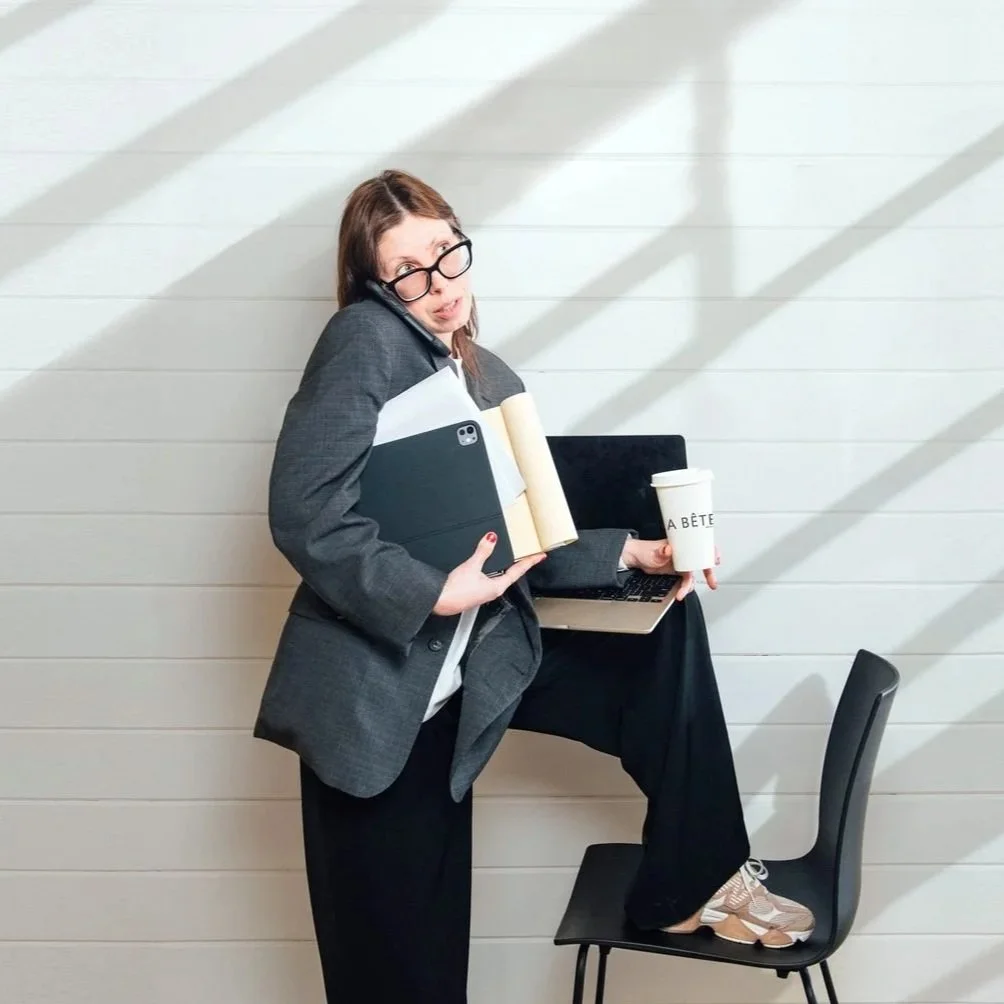 Femme occupée passant une commande en ligne sur laptop.