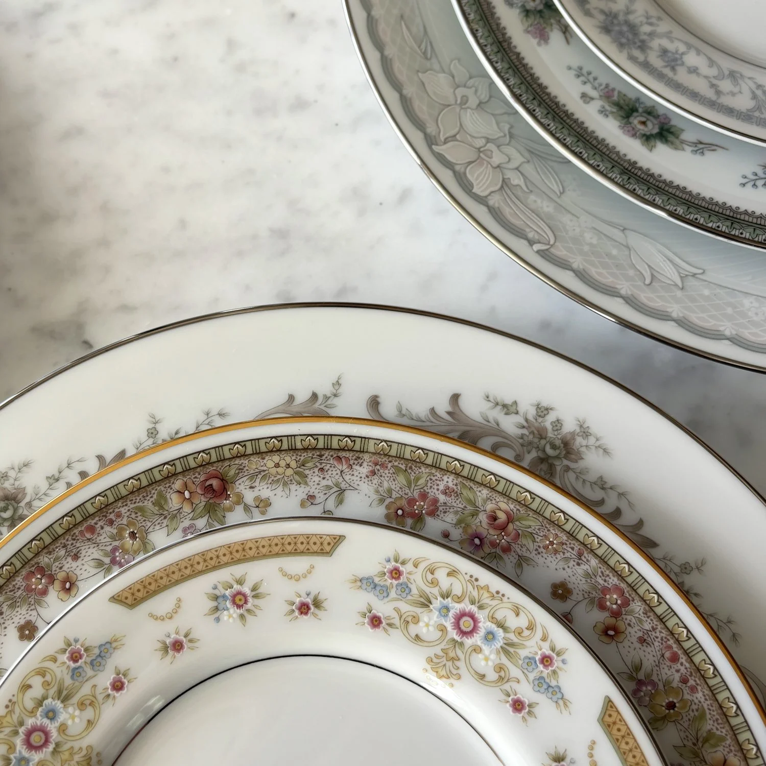 Unique ideas for wedding tablescapes, mismatched china. Elevated, modern, and luxurious wedding inspiration.