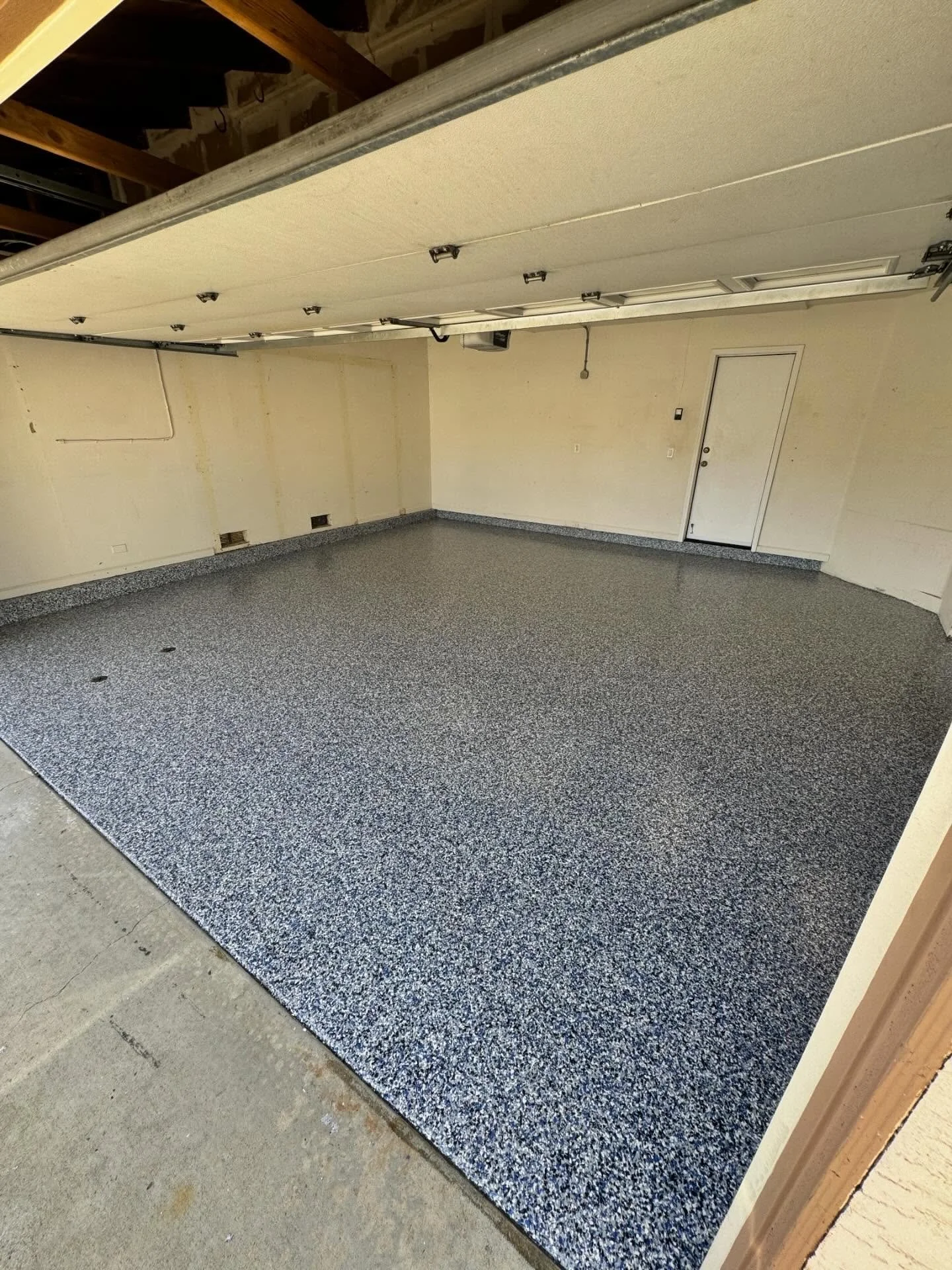 This Orbit flake system came out cleaan 🧼💎😮&zwj;💨. These floors are a game changer in your garages, shops etc. hit up @highlux_coatings if you want it done right, we use 100% American made products, and go the extra mile to produce an amazing flo