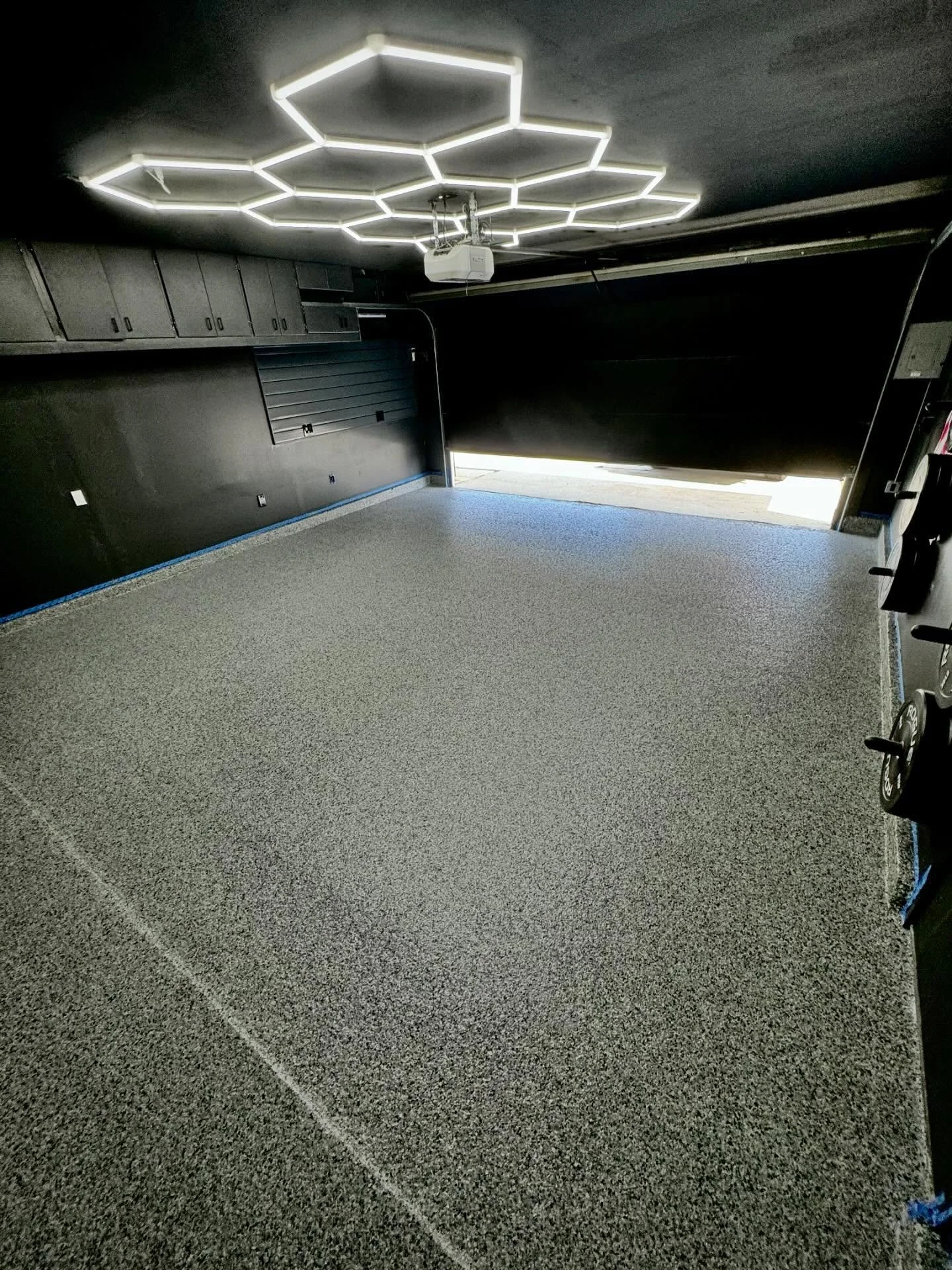 A Clean set up needs a clean floor to match 😮&zwj;💨💎🇺🇸. This nightfall flake blend matched the vibe perfect for this garage. Call us today for a free quote 619-980-3643, lets turn your vision to reality #HighluxCoatings #WestCoast