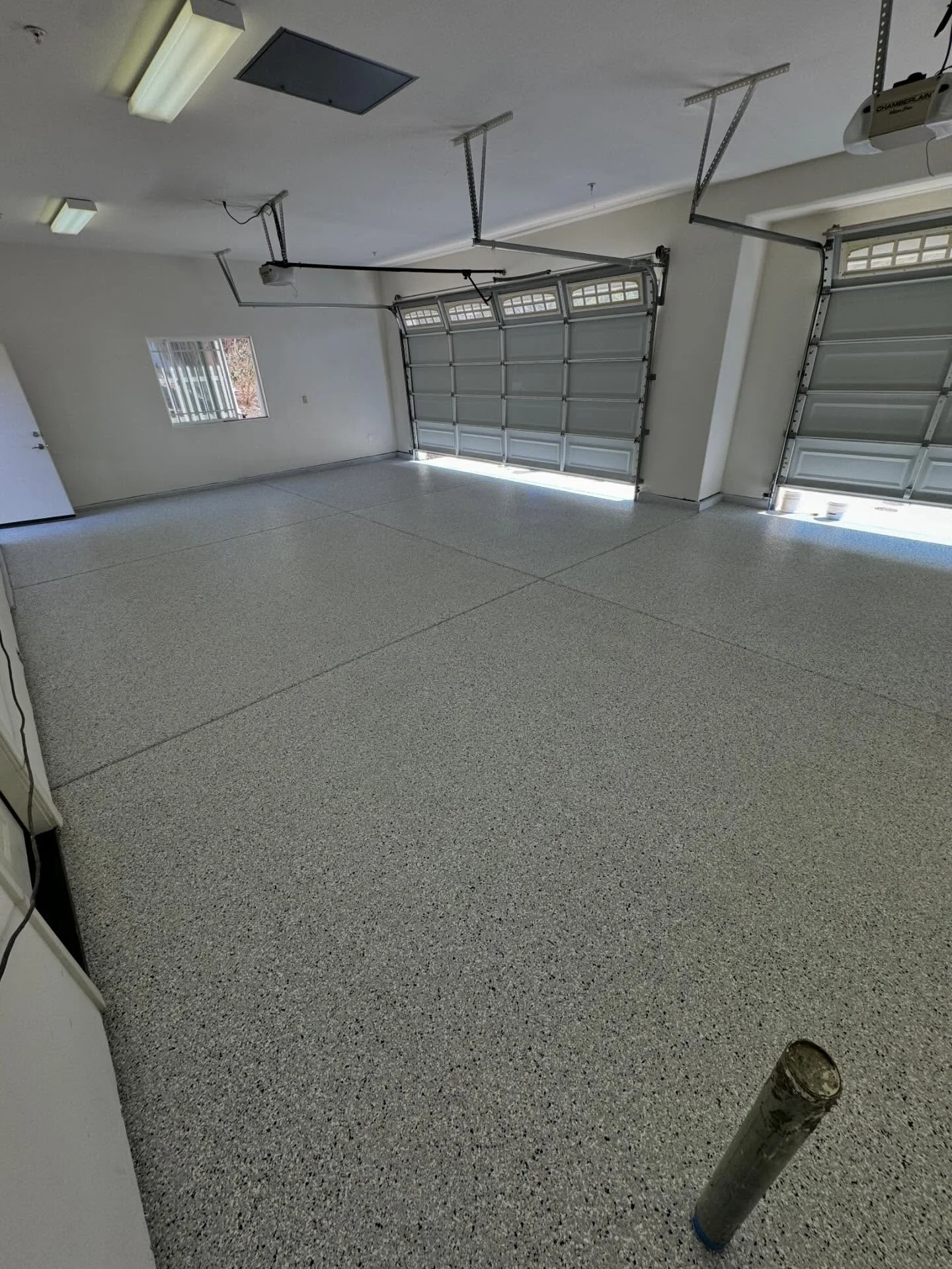 Just finished up this 700 sqft  feather grey flake system for a customer getting ready to sell there house 💎 if you want to add value to your home before a sell, hit us up and we will get you dialed in, crazy how much of a game changer these epoxy f