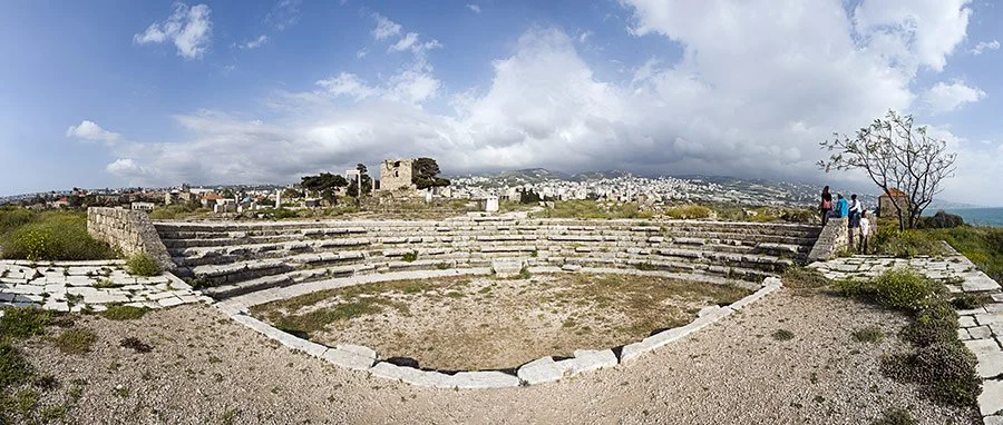 Théâtre romain de Byblos avec vue sur la ville moderne, illustrant la transformation du site antique à travers les époques