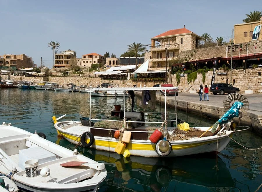 Port de Byblos avec bateaux de pêche et restaurants en bord de mer, lieu de vie entre tradition et modernité