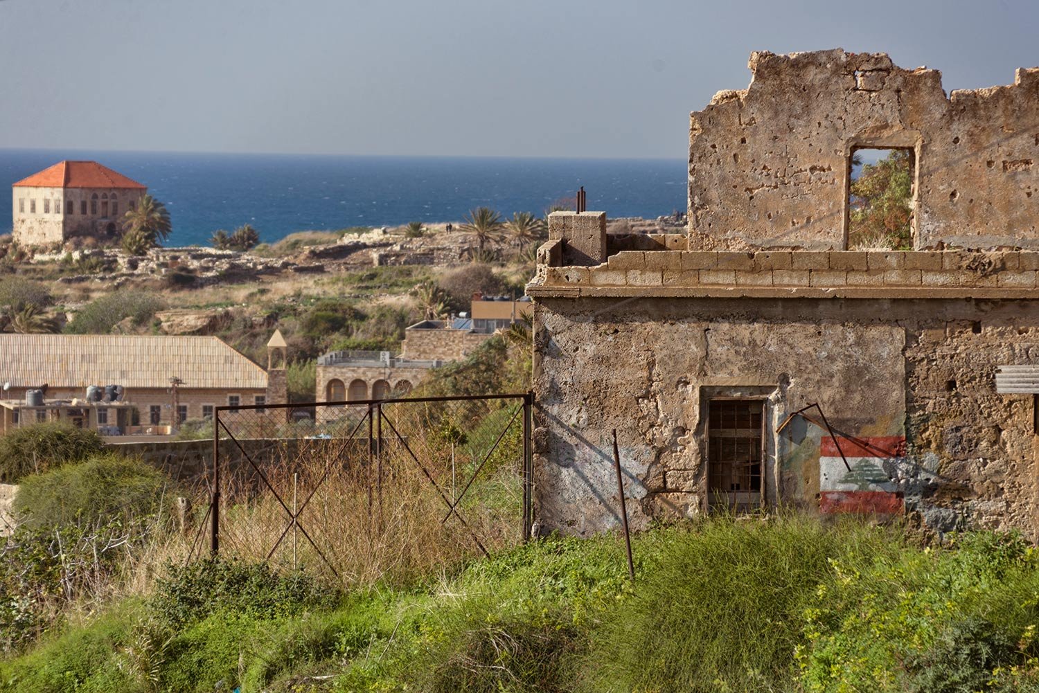 Maisons et vestiges à Byblos face à la mer Méditerranée, entre patrimoine ancien et vie contemporaine