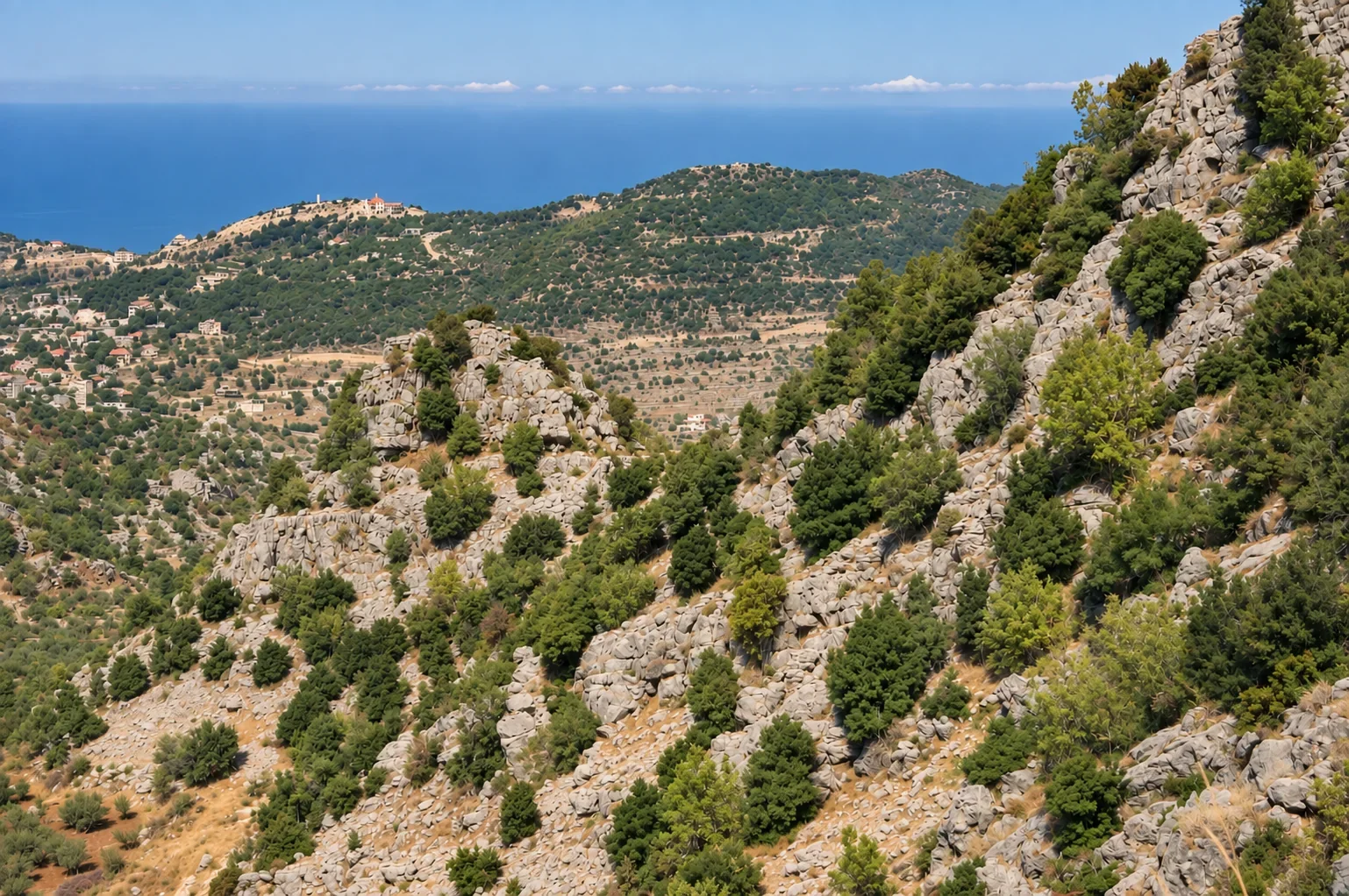 Paysage rocheux de Jaj et ses cèdres dominant la Méditerranée