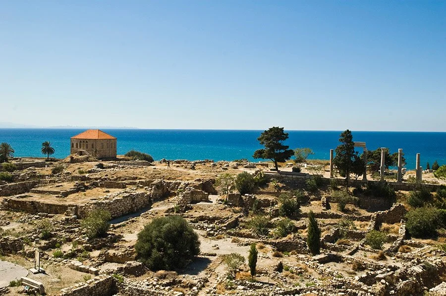 Site archéologique de Byblos avec vestiges des temples antiques face à la mer Méditerranée, cœur de la ville phénicienne