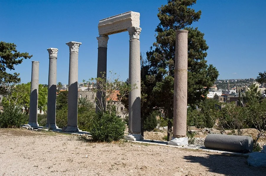 Colonnade romaine du site historique de Byblos au Liban