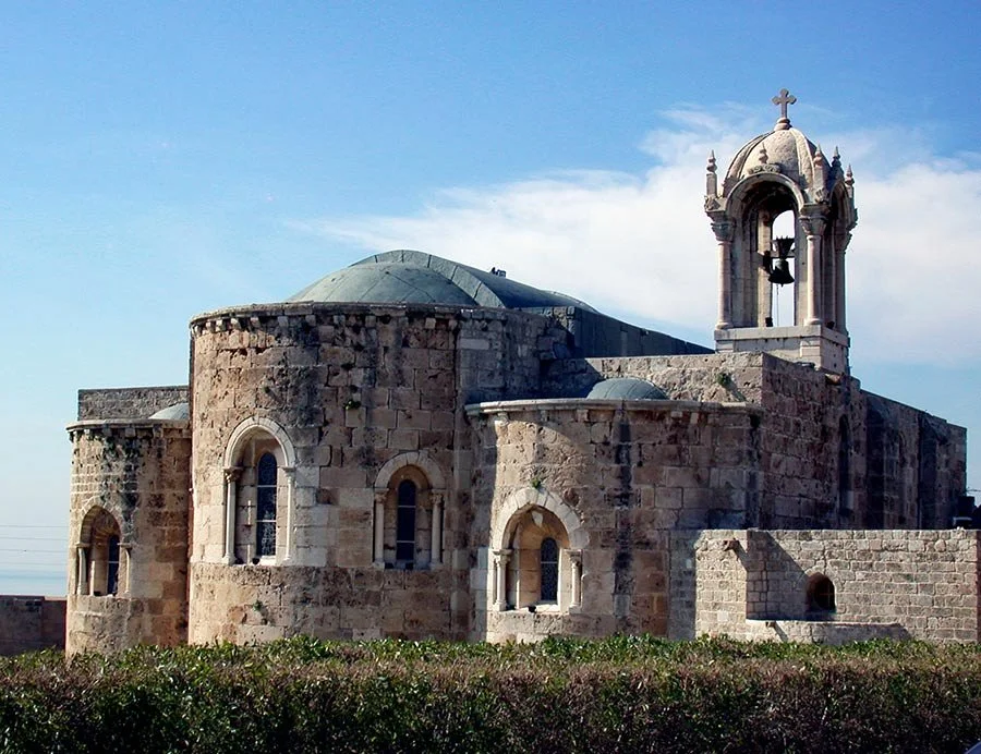 Église Saint-Jean-Marc à Byblos, architecture médiévale en pierre au cœur de la ville historique