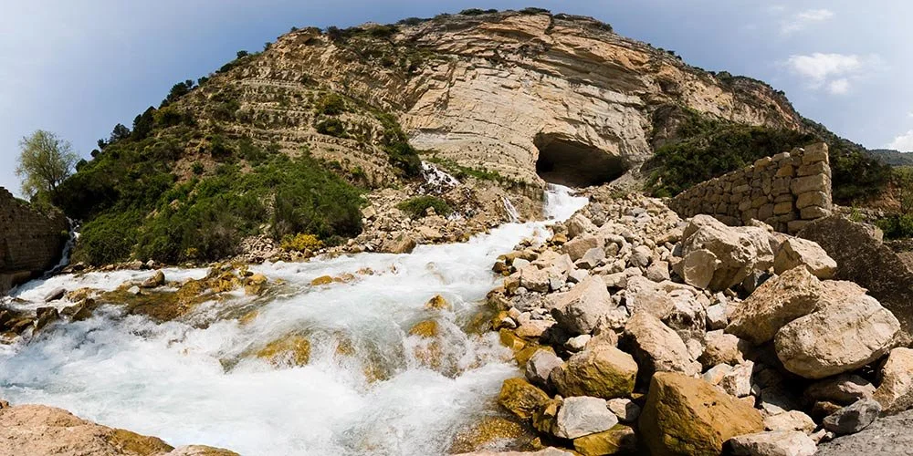 Grotte d’Afqa au Liban, source du fleuve Nahr Ibrahim associé au mythe d’Adonis près de Byblos