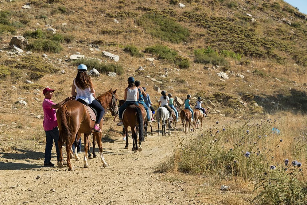 Balade équestre dans la région de Jbeil près de Byblos au Liban, activité de plein air dans les paysages du Mont-Liban