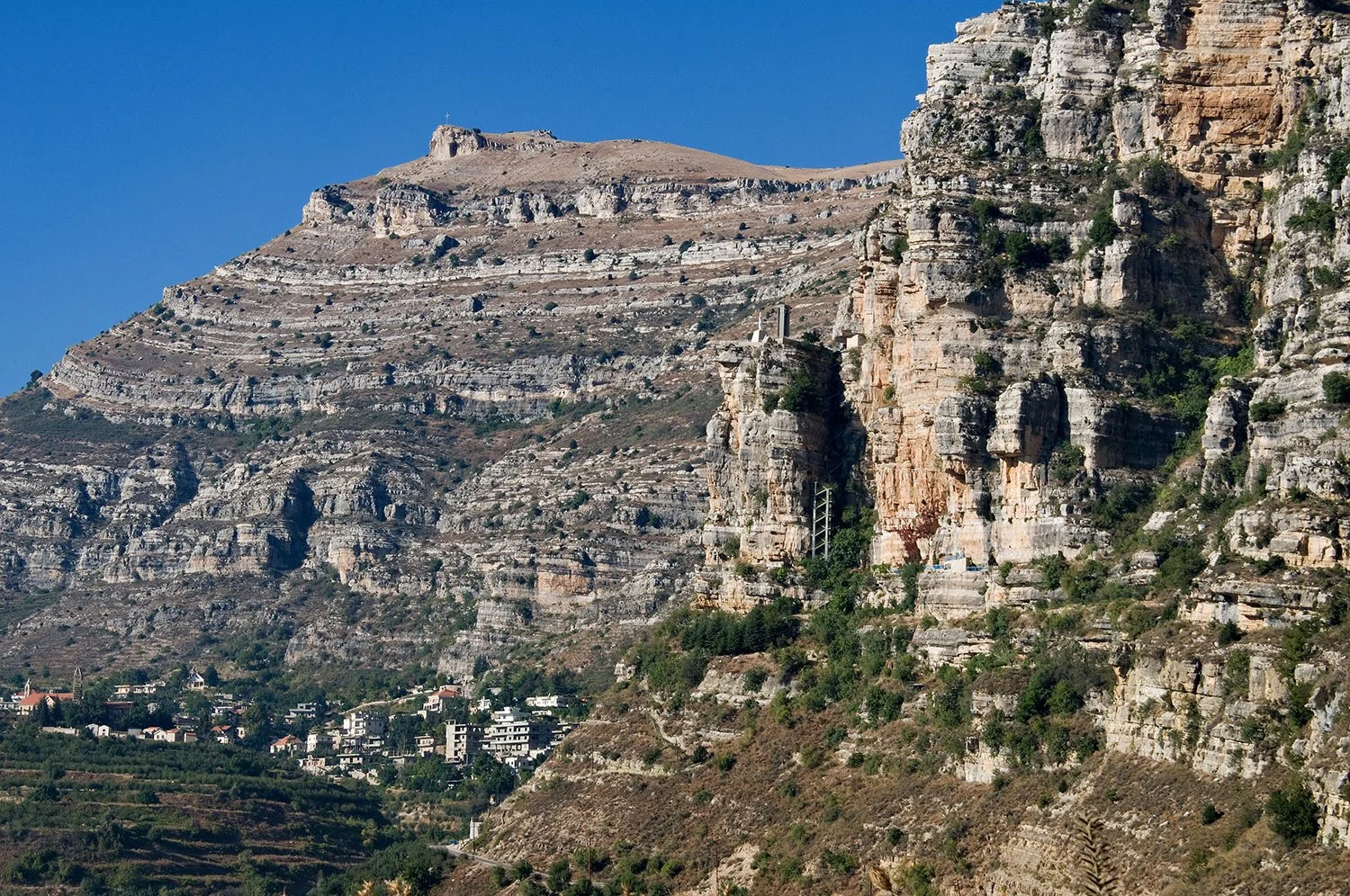 Montagnes et falaises d’Akoura près de Byblos au Liban, paysage naturel typique entre Méditerranée et Mont-Liban