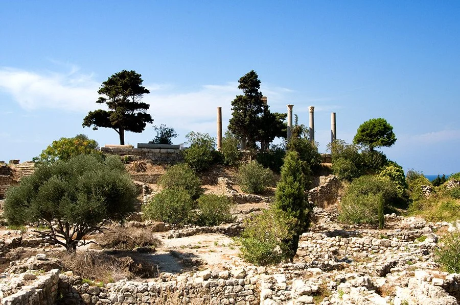 Les remparts primitifs et la colonnade romaine du site historique de Byblos