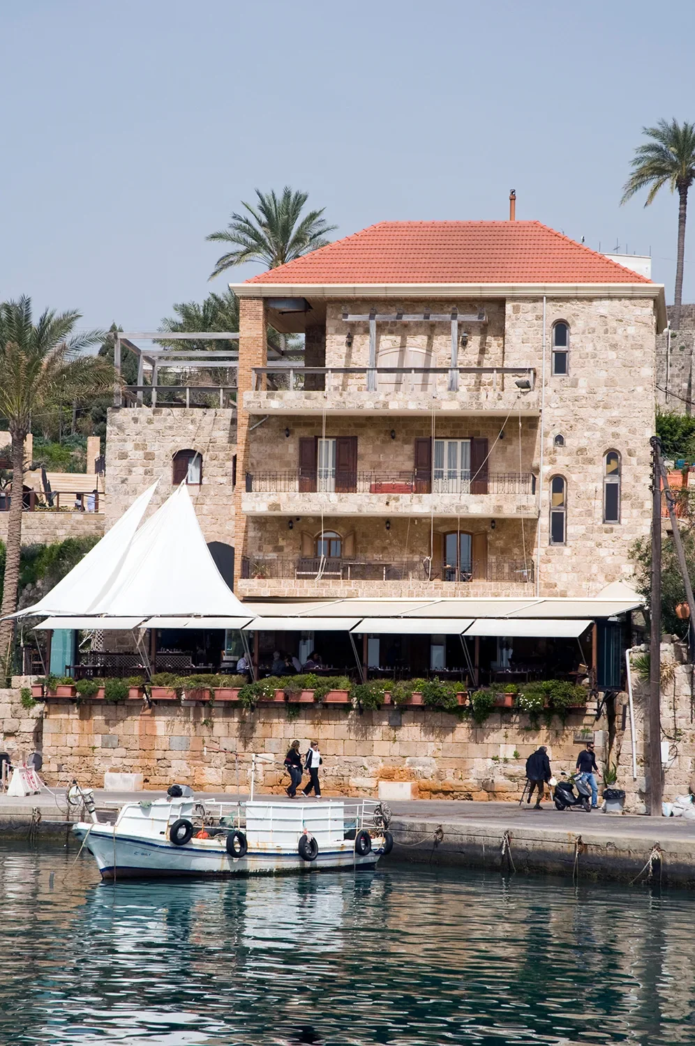 Bâtiment en pierre sur le front de mer du vieux port de Byblos