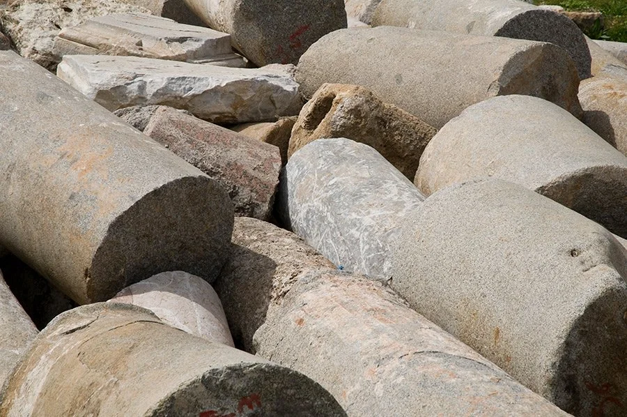 Images des tas de vestiges de colonnes romaines
