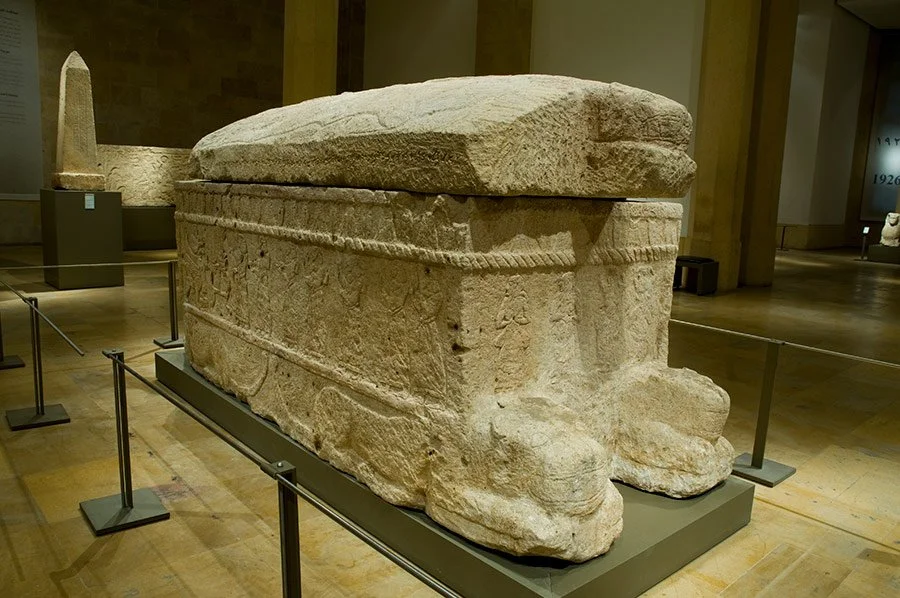 Sarcophage du roi Ahiram découvert à Byblos, portant l’une des plus anciennes inscriptions de l’alphabet phénicien