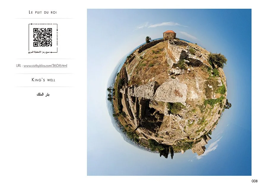 Page intérieur du livre Visit Byblos, avec une image à 360-degrés et visite virtuelle accessible par QR code