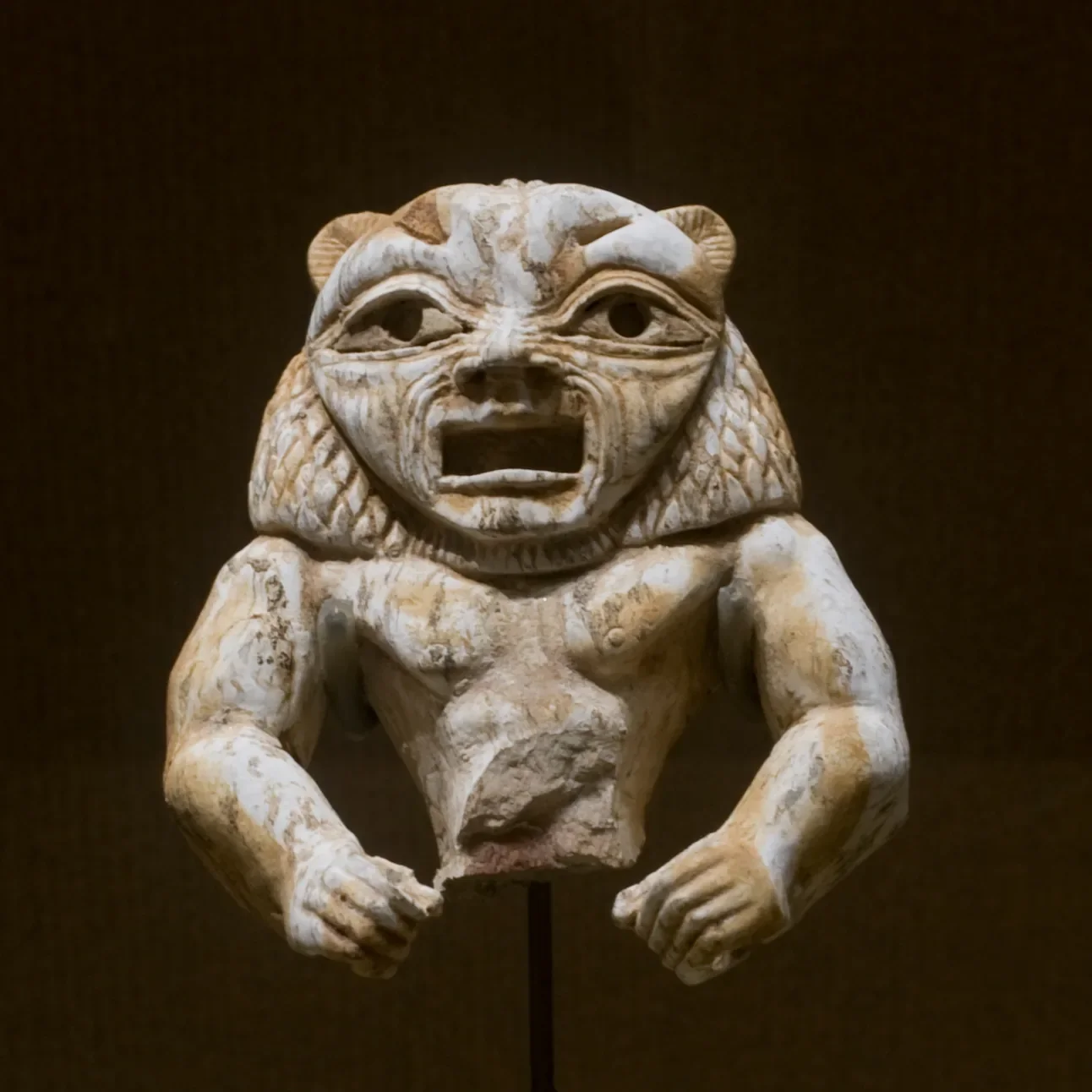Masque sculpté phénicien conservé au Musée national de Beyrouth