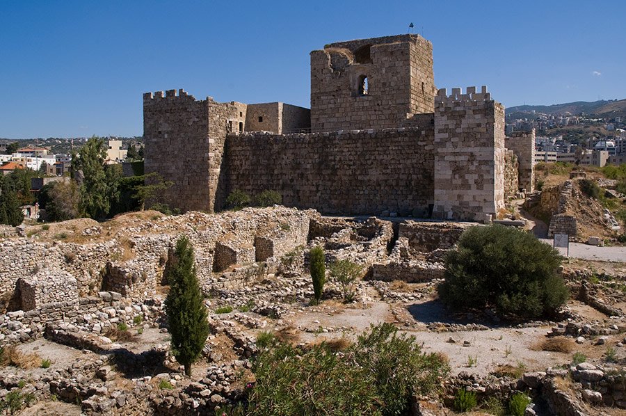 Image des remaprts primitifs et du chateau des croisés à Byblos au Liban