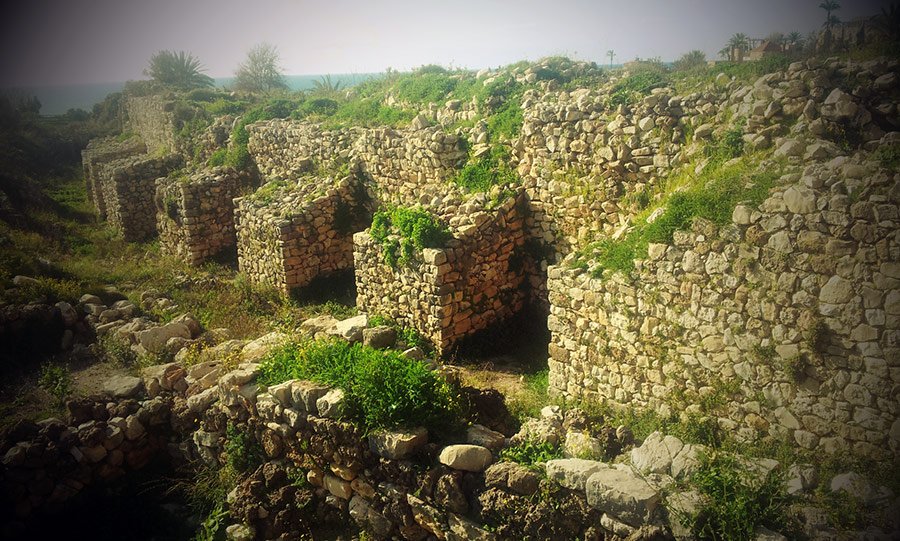 Les remparts primitifs du site archéologique de Byblos au Liban
