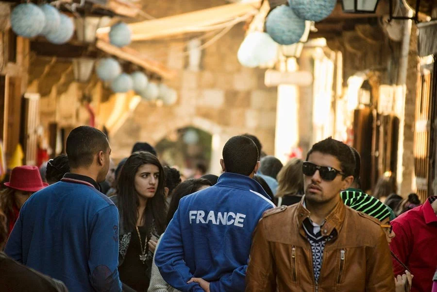 Souk de Byblos animé avec habitants et visiteurs, cœur vivant de la vieille ville