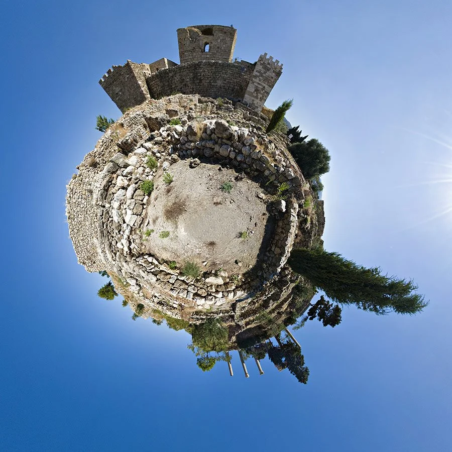 Ruines des premières structures d’habitat à Byblos au Liban, anciennes fondations en pierre illustrant les débuts de la ville