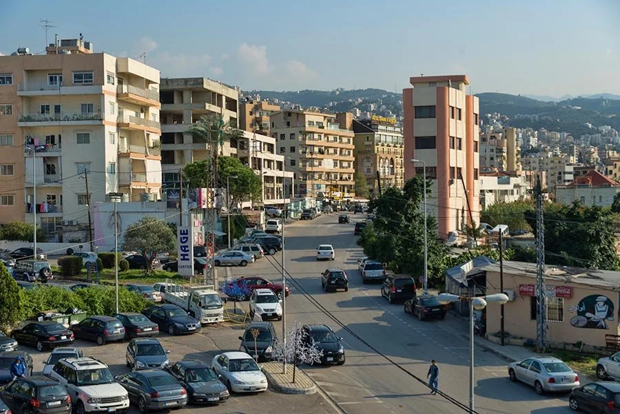 Centre-ville moderne de Byblos avec circulation et immeubles, illustration du développement urbain actuel