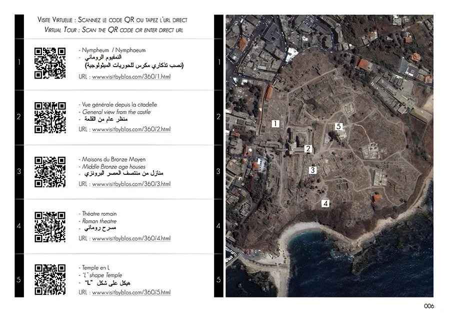Page intérieur du livre Visit Byblos, avec QR code et plan du site archéologique