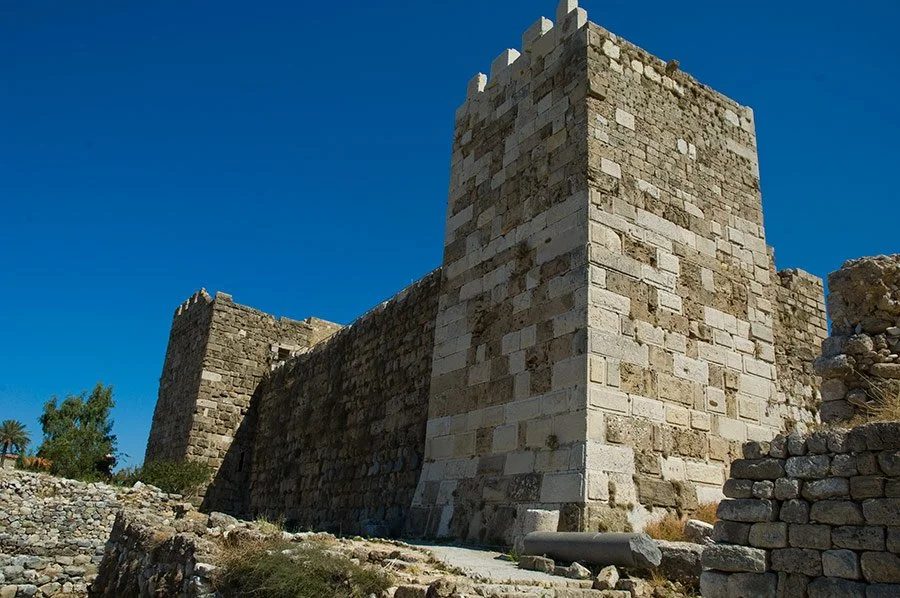 Vue de la façade du château des croisés à Byblos au Liban