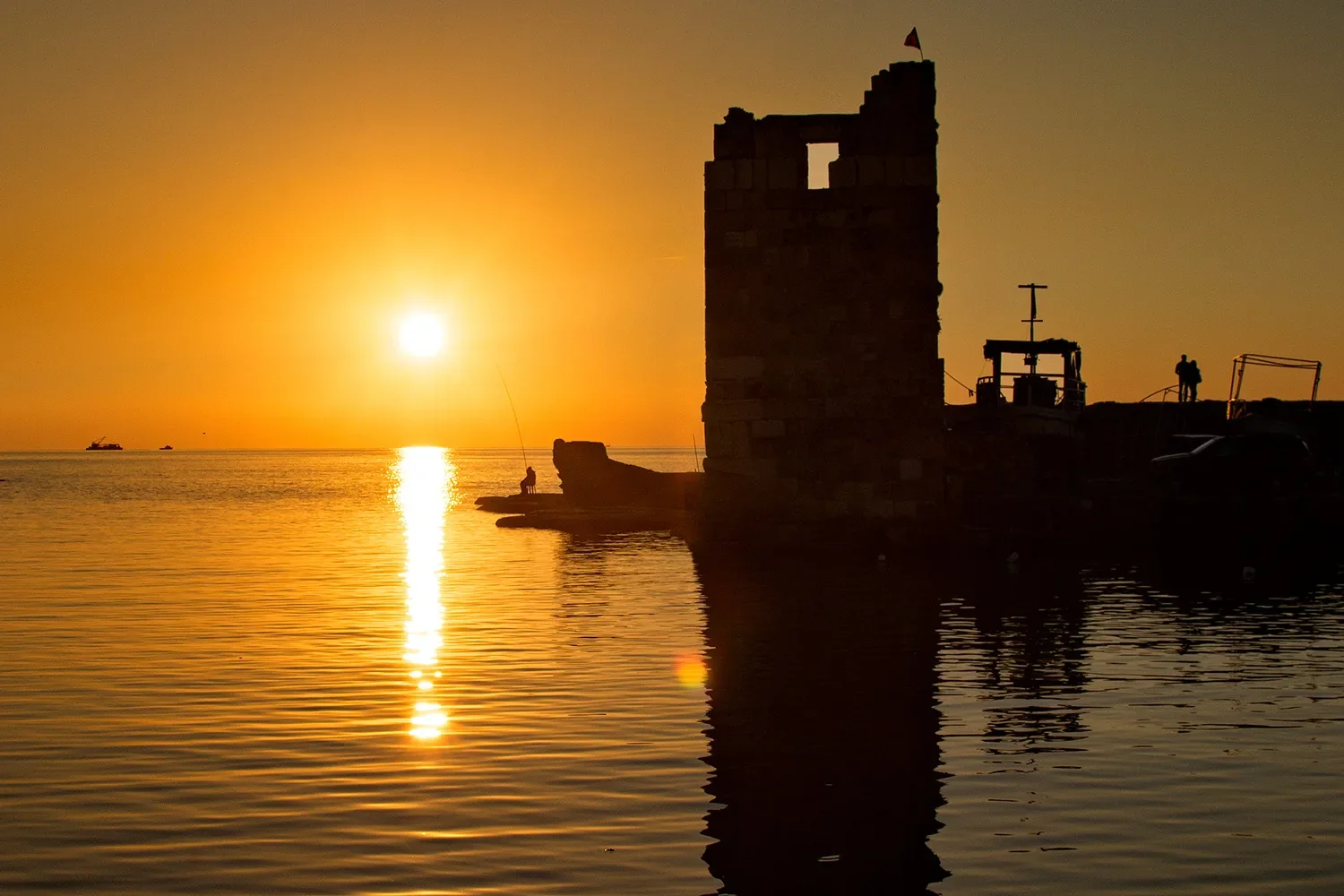 Coucher de soleil sur le vieux port de Byblos et la Méditerranée